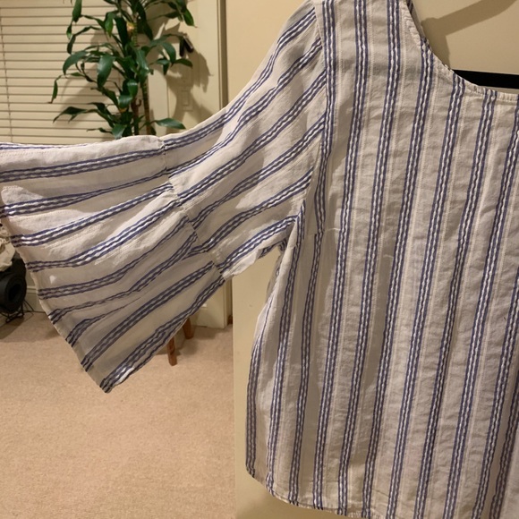 Cute top buttons on back - Picture 5 of 7